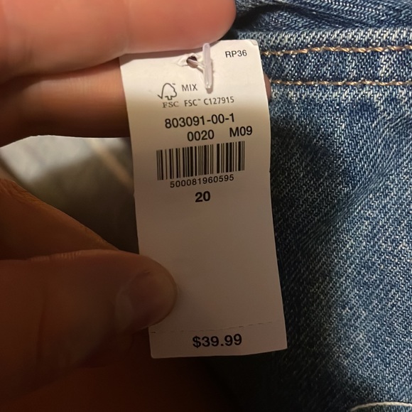 Old navy demon jean shorts. Never worn, tags still on - Picture 2 of 2